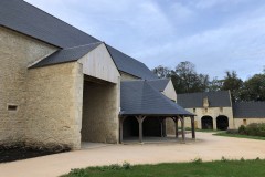 Abbaye de Juaye-Mondaye — grange — Grange transformée en salle de réunion — vue d’ensemble.
