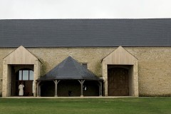 Abbaye de Juaye-Mondaye — grange — Grange transformée en salle de réunion — vue extérieure.