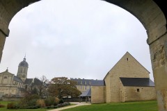 Abbaye de Juaye-Mondaye — grange — Grange transformée en salle de réunion — vue depuis la cour.