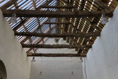 Abbaye de Juaye-Mondaye — grange — Charpente de la grange pendant les travaux.