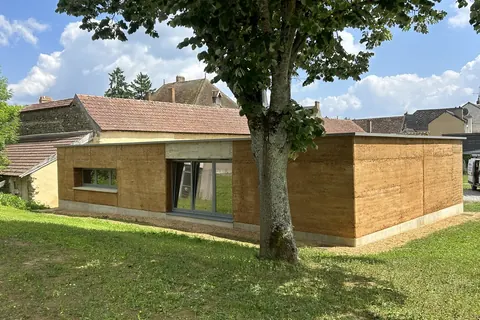 Construction en pisé — Murs en pisé à l’abbaye de Tuffé (72).