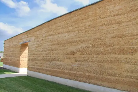 Construction en pisé — Mur en terre pisée.