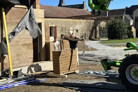 Blocs de terre crue Terrio — Pose de blocs Terrio en extérieur.