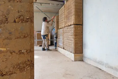 Blocs de terre crue Terrio — Pose de blocs Terrio en intérieur.