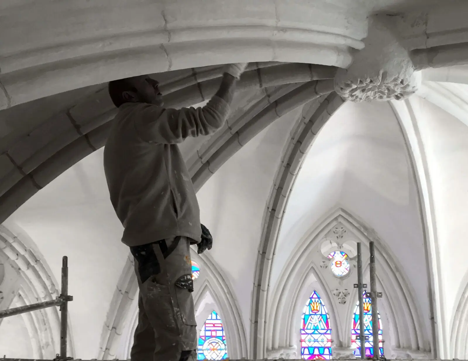 Artisans travaillant une pierre monumentale