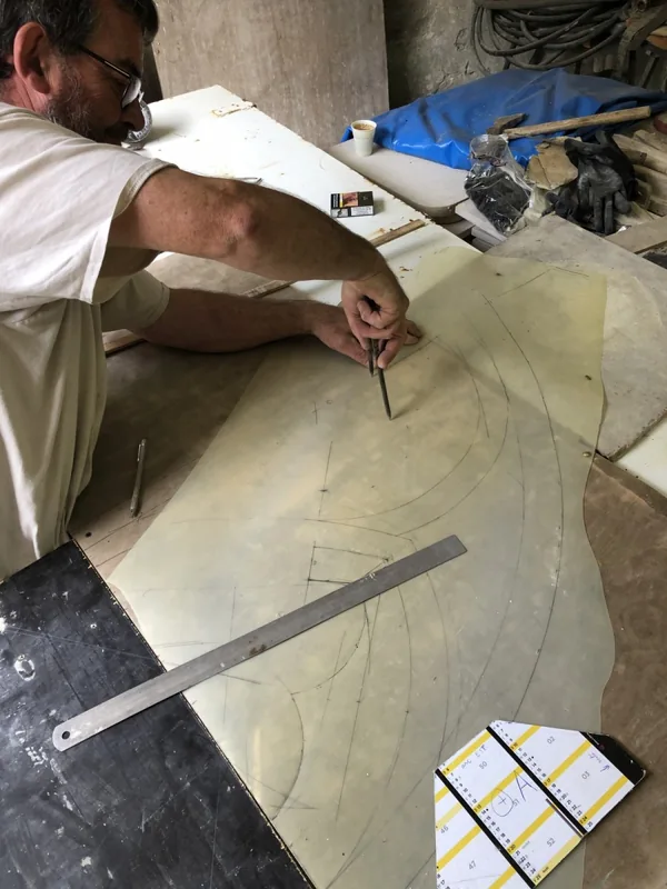 Tracé d’une épure pour préparer les panneaux de taille de pierre.